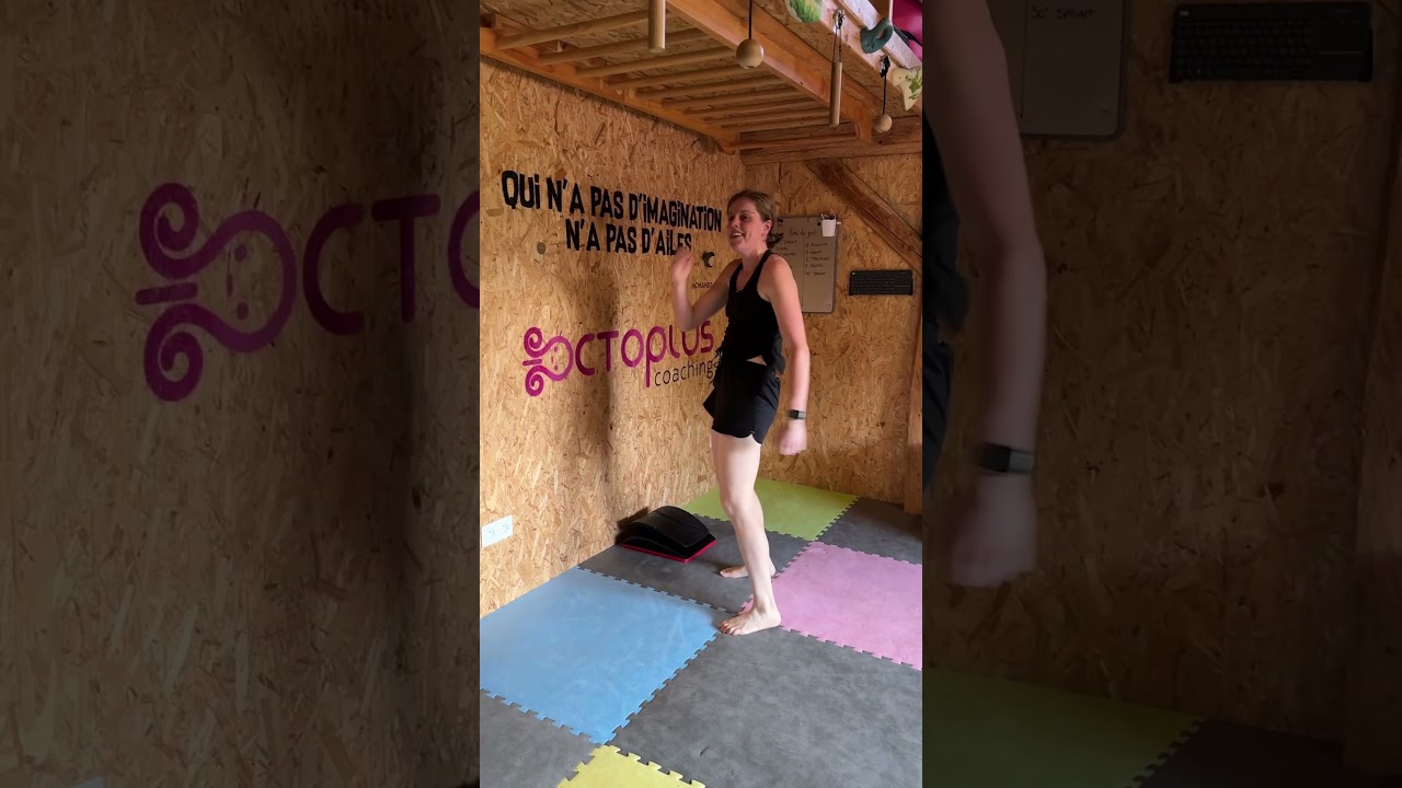 💪Après des mois de travail acharné , Chloé a réussi son  premier Handstand Push-up! #gym #crossfit