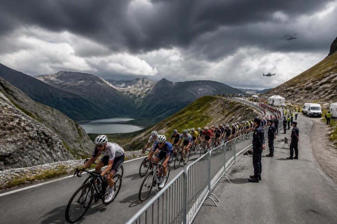 découvrez comment le tour de france adapte son étape finale pour répondre aux enjeux climatiques et sécuritaires, illustrant les défis majeurs auxquels la france est confrontée.