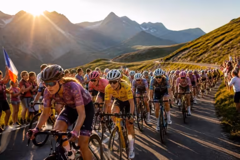 découvrez tout sur le tour de france féminin 2026 : dates, parcours complet, étapes clés, diffusion tv, coureuses favorites et participantes. ne manquez rien de cet événement cycliste majeur !