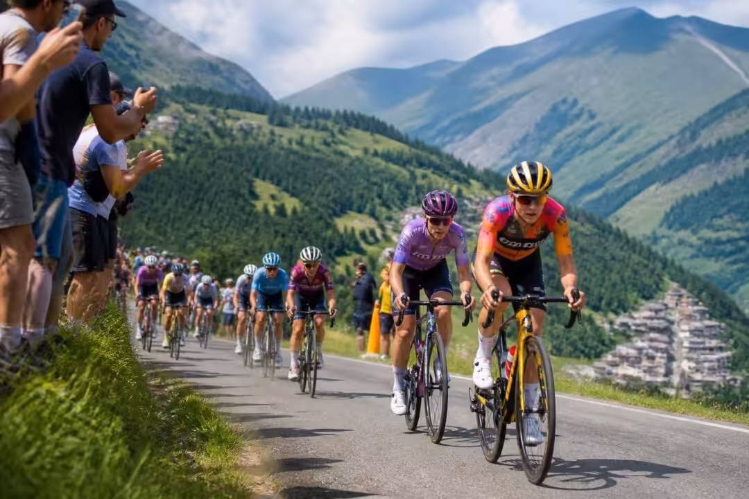 découvrez les horaires et les chaînes pour suivre en direct la 9e et dernière étape du tour de france femmes 2026 et ne rien manquer de cette grande finale.