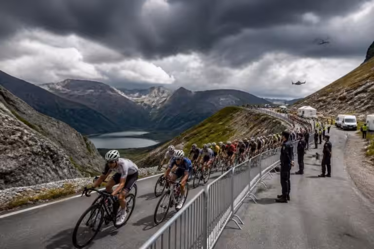 découvrez comment le tour de france adapte son étape finale pour répondre aux enjeux climatiques et sécuritaires, illustrant les défis majeurs auxquels la france est confrontée.