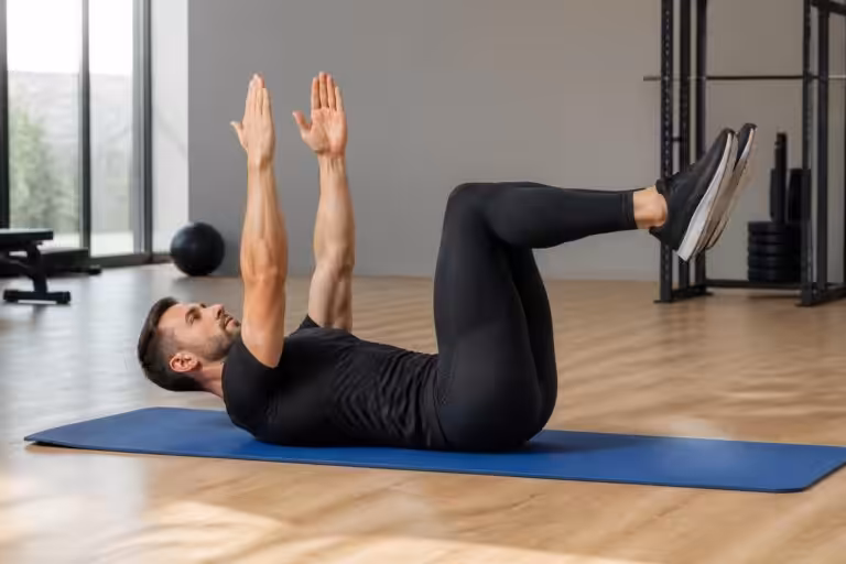découvrez l'exercice dead bug, idéal pour renforcer vos abdominaux et améliorer votre gainage de manière efficace et sécurisée.